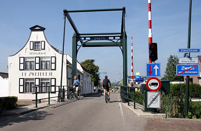 Zweth - over de brug begint de gemeente Midden-Delfland
