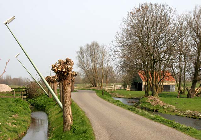 Vreemde lantaarnpalen langs de Woudweg