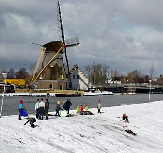 Sneeuwpret bij de molen